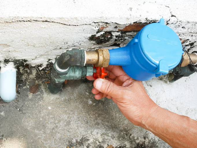 how to shut off water to house